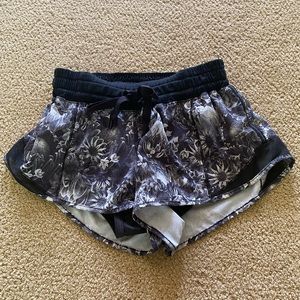 Luluemon black and white pattern shorts
